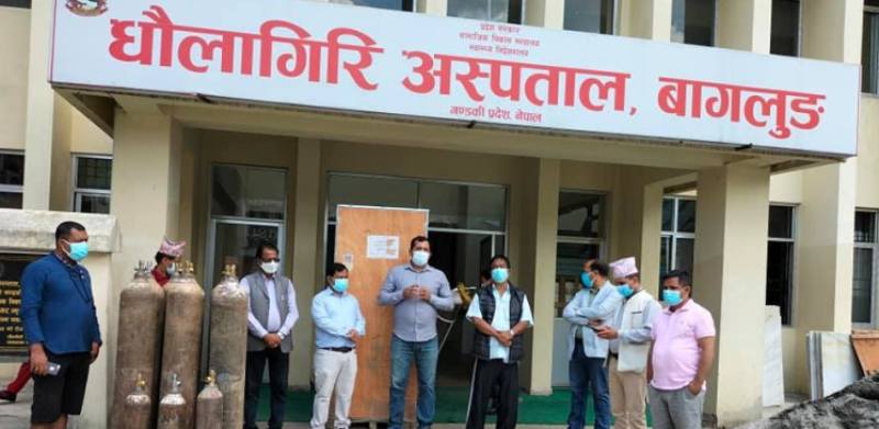 सह–अध्यक्ष पौडेलद्धारा अक्सिजन सिलिण्डर सहयोग